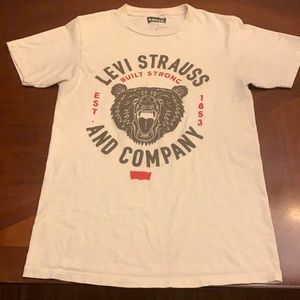Levi’s white graphic T-shirt